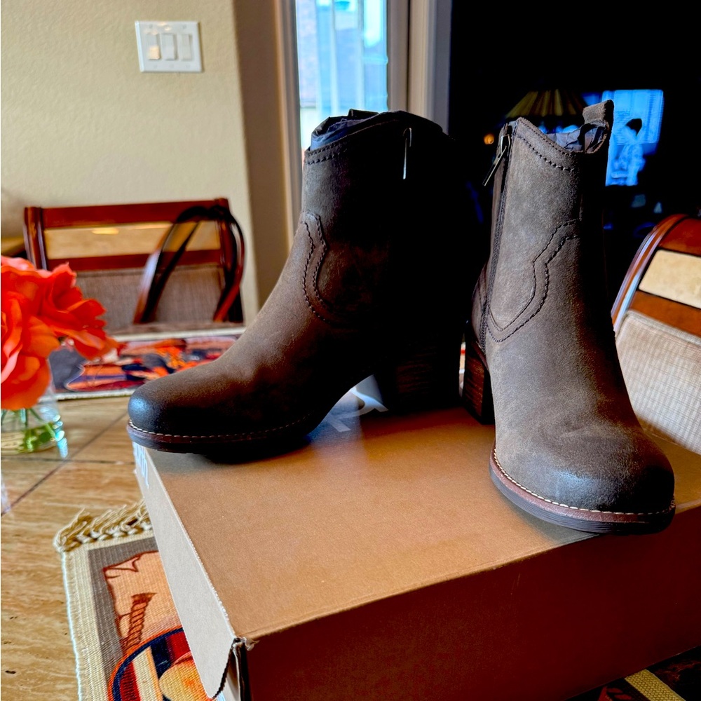 Earth Dark Brown Leather Ankle Boots NIB 10 M